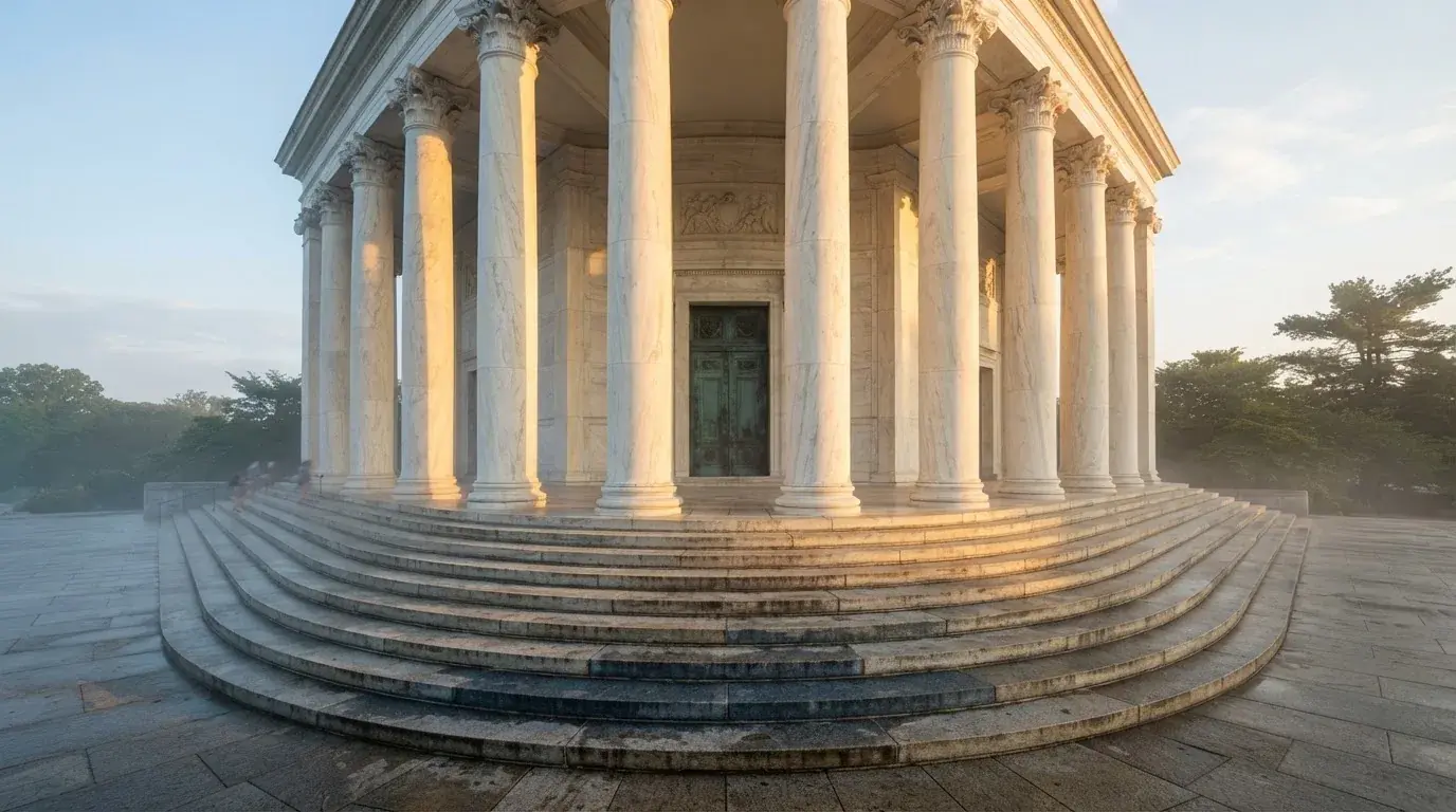 Coloane de marmură ale unei clădiri vechi, cu trepte late scăldate în soarele dimineții — cardano cazinou în romania